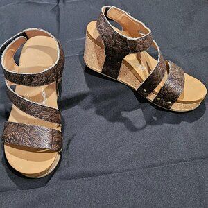 Very G Platform Wedge Sandals - size 8